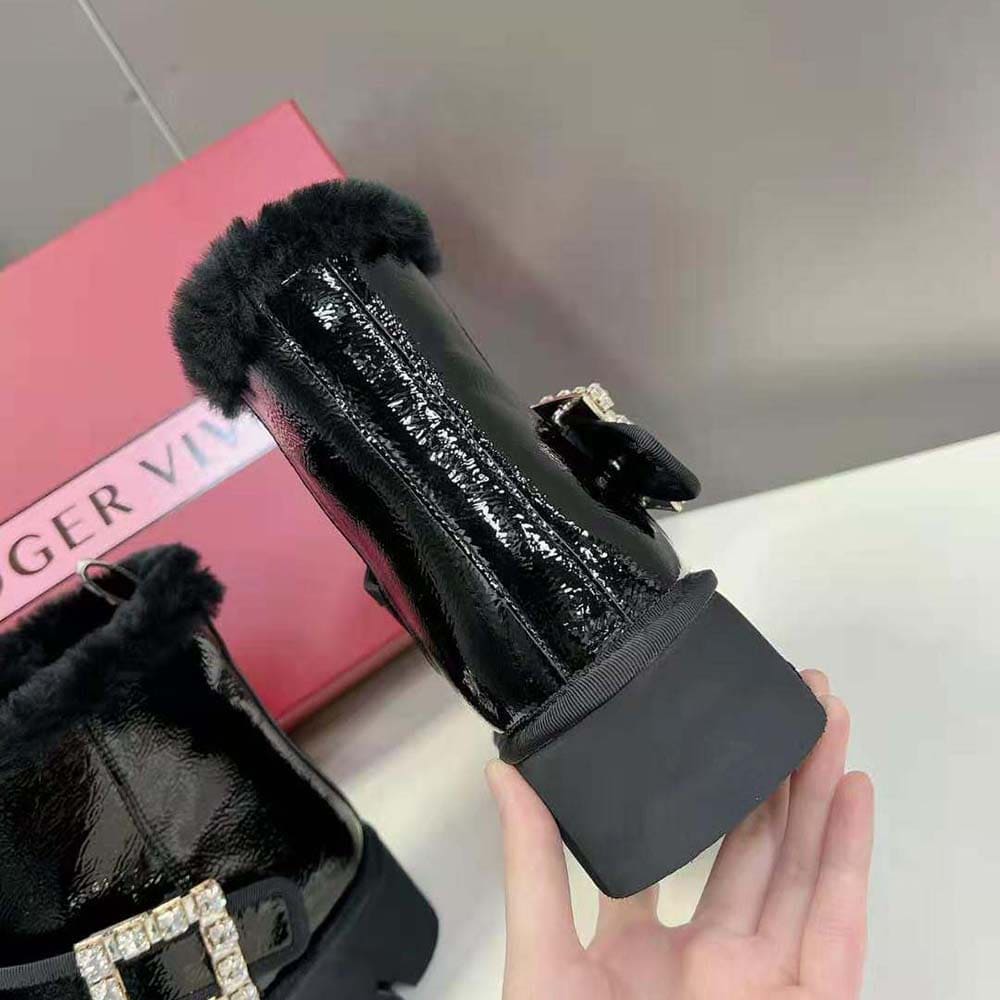 GIÀY Roger Vivier Women Viv’ Winter Fur Strass Buckle Ankle Boots in Patent Leather-Black