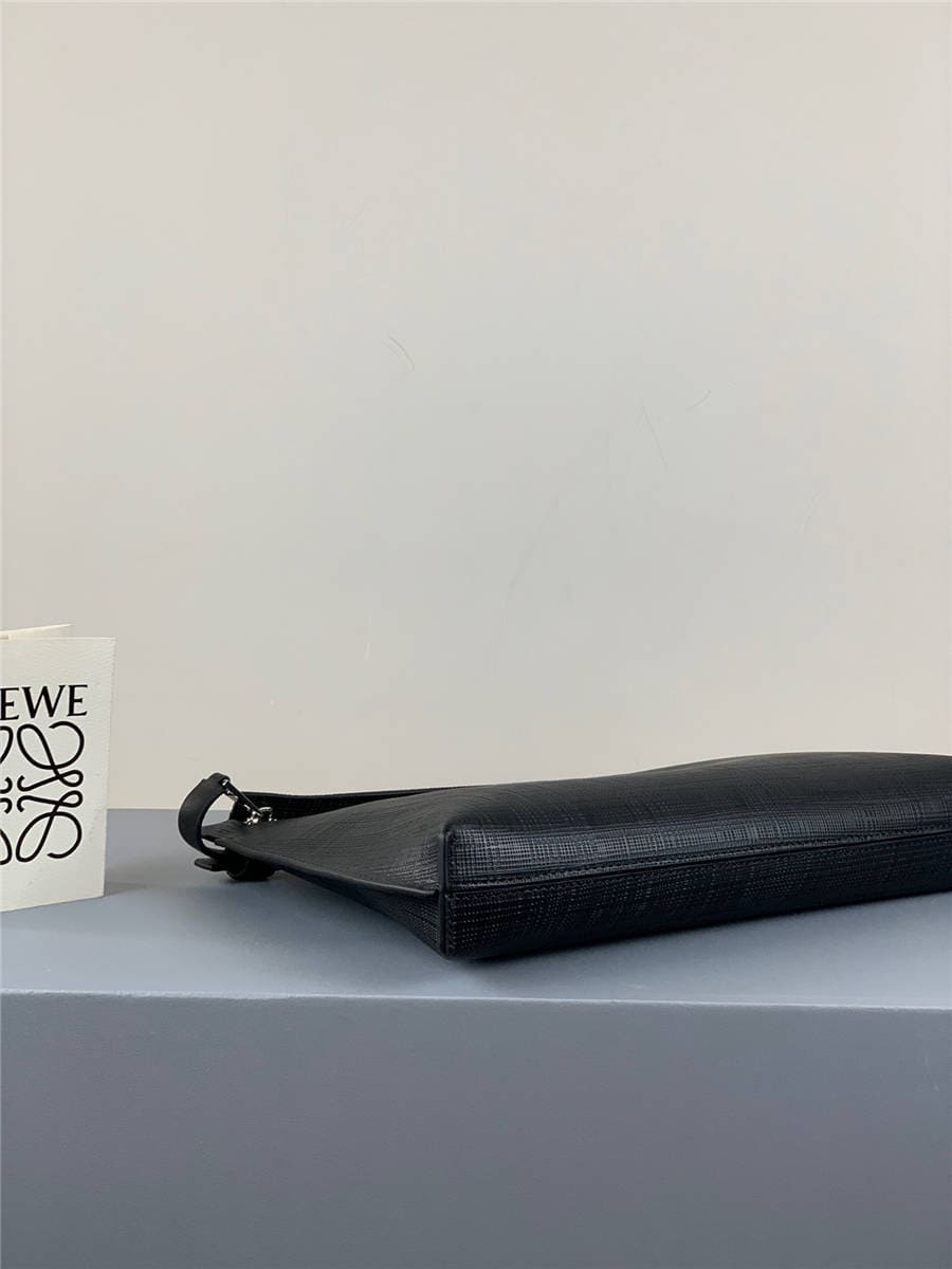 Túi LOEWE new embossed leather T pouch clutch Black