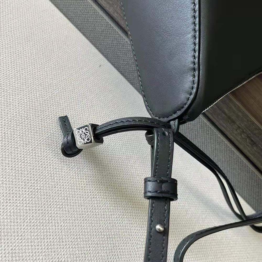 TÚI LOEWE Mini Hammock Hobo bằng da bê màu đen