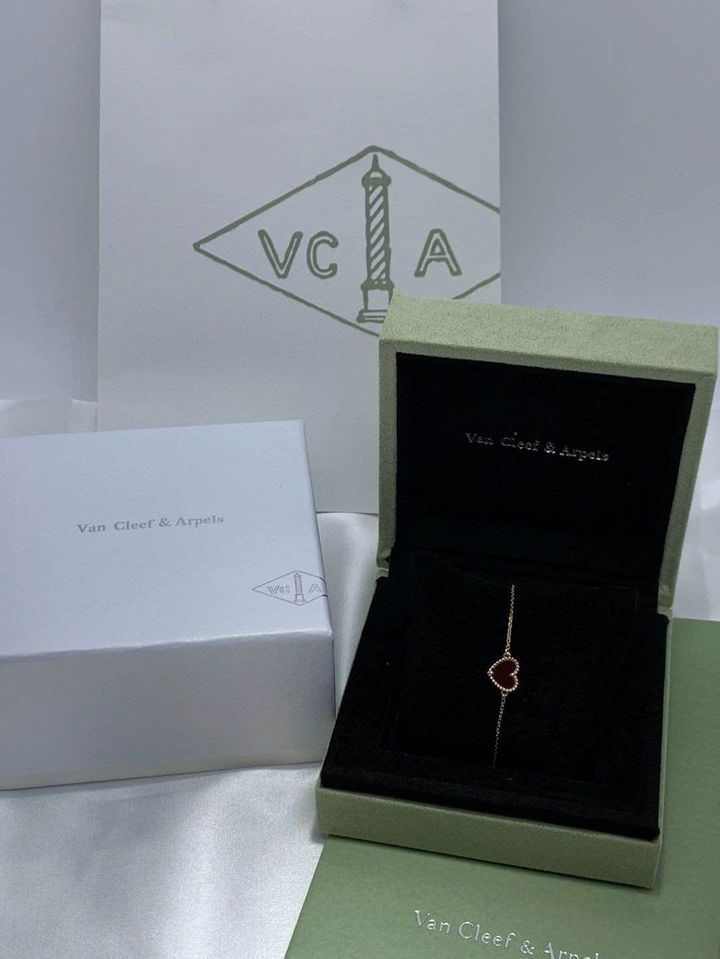 Vòng cổ Van Cleef & Arpels Heart Carnelian vàng hồng 18K