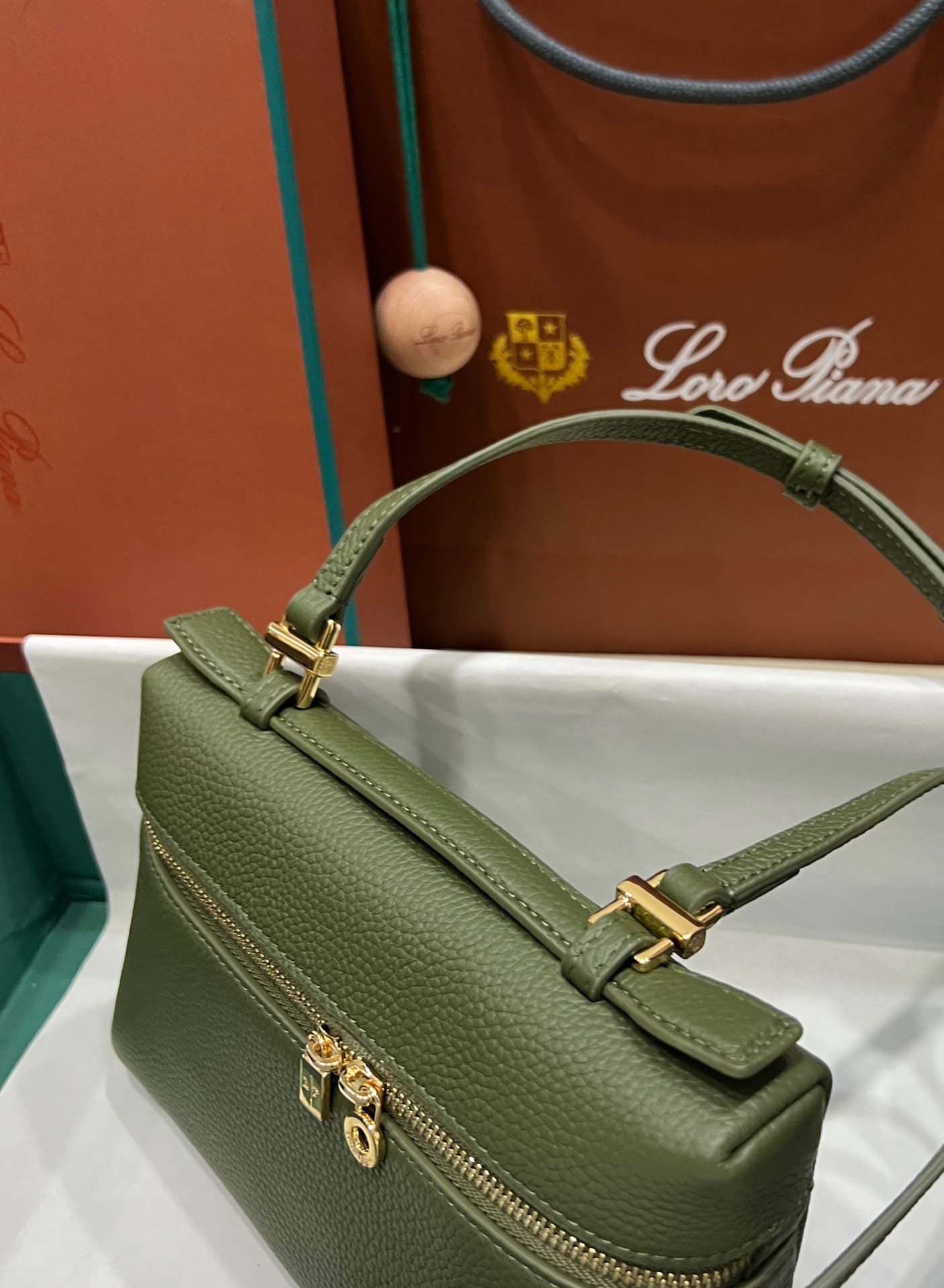 TÚI Loro Piana Women Extra bằng da bê màu xanh Olive