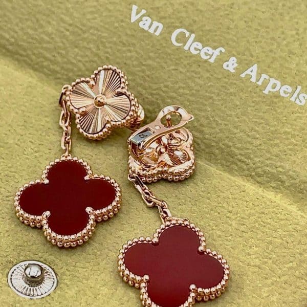 Hoa tai Van Cleef & Arpels 18K Rose Gold Guilloche Carnelian 2 Motifs Magic Alhambra 18K  (Liên hệ để biết giá)