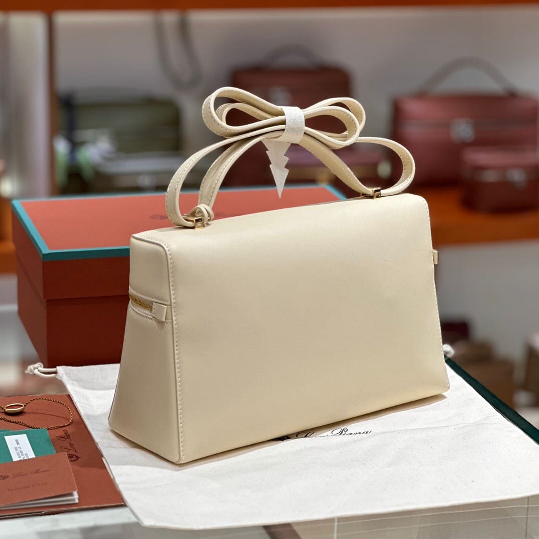 TÚI Loro Piana Women Extra Pocket L27 in Sheepskin Leather Cream