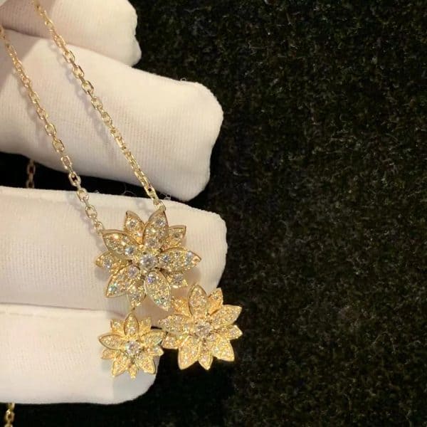 Dây chuyền mặt kim cương 3 bông hoa sen vàng 18k Van Cleef & Arpels 18K  (Liên hệ để biết giá)