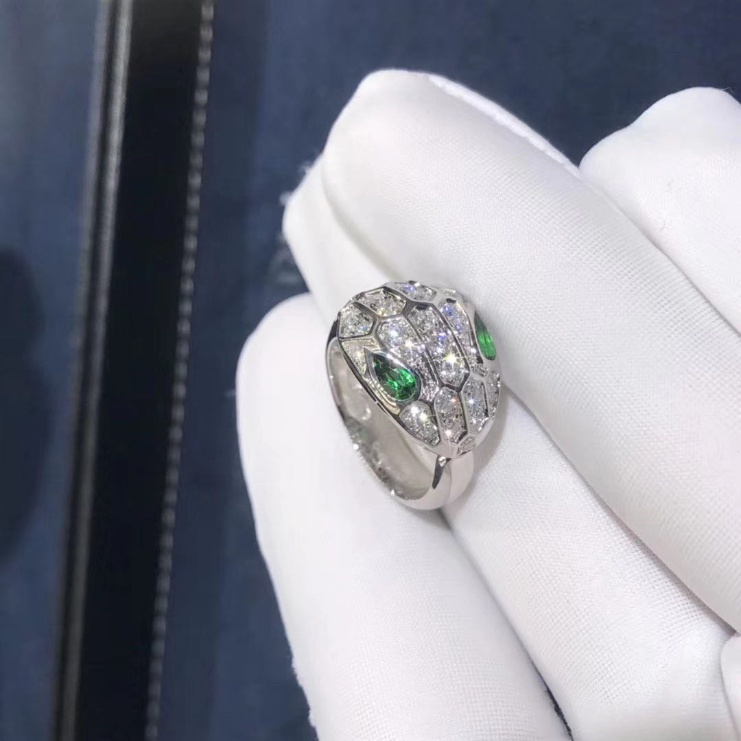NHẪN VÀNG TRẮNG BVLGARI Serpenti 18KT White gold emerald eyes and full pave diamons