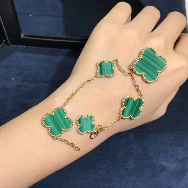 Vòng tay Van Cleef & Arpels Malachite Magic Alhambra 5 họa tiết bằng vàng vàng 18K  (Liên hệ để biết giá)