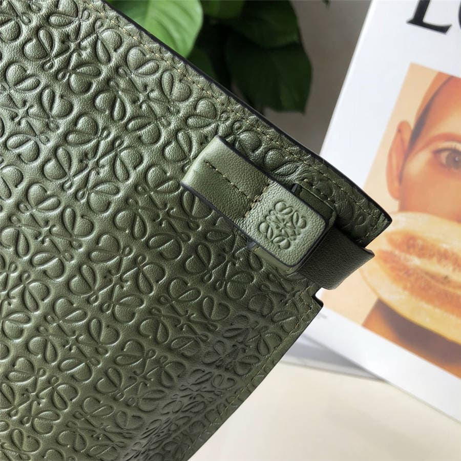 Túi LOEWE new embossed leather T-Pouch clutch Green