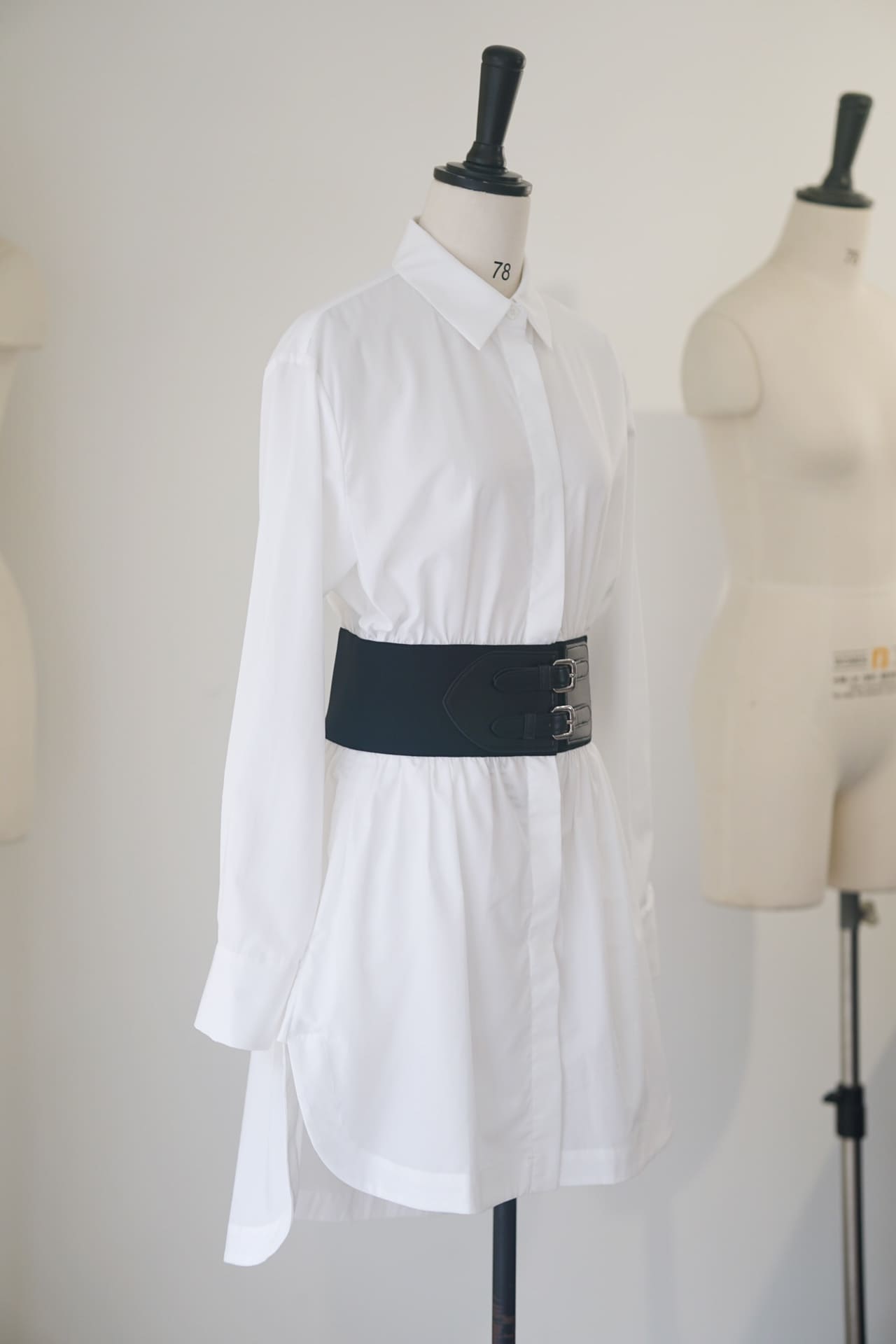 ĐẦM ALAIA WHITE WITH LEATHER BELTS High Classy