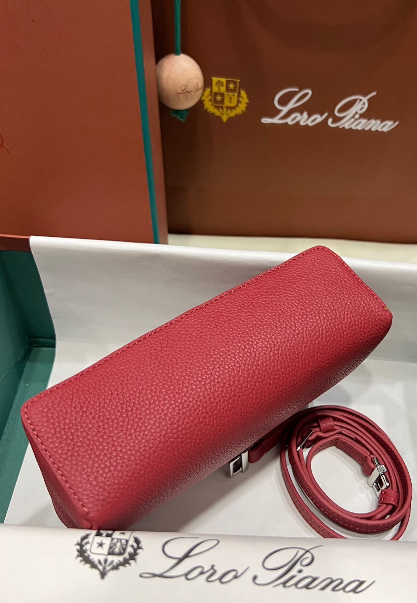 TÚI Loro Piana Women Extra bằng da bê màu đỏ