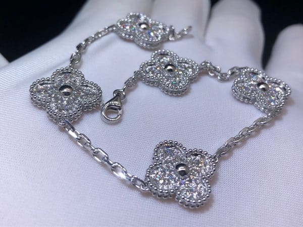 Vòng tay VCA Vintage Alhambra Full Pave Diamond 18k Vàng trắng 5 họa tiết 18K  (Liên hệ để biết giá)