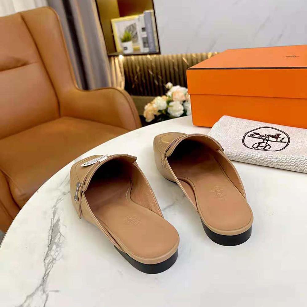 GIÀY Hermes Women Groupie Mule in Goatskin with Miniature Palladium-Plated Paris Buckle-Brown