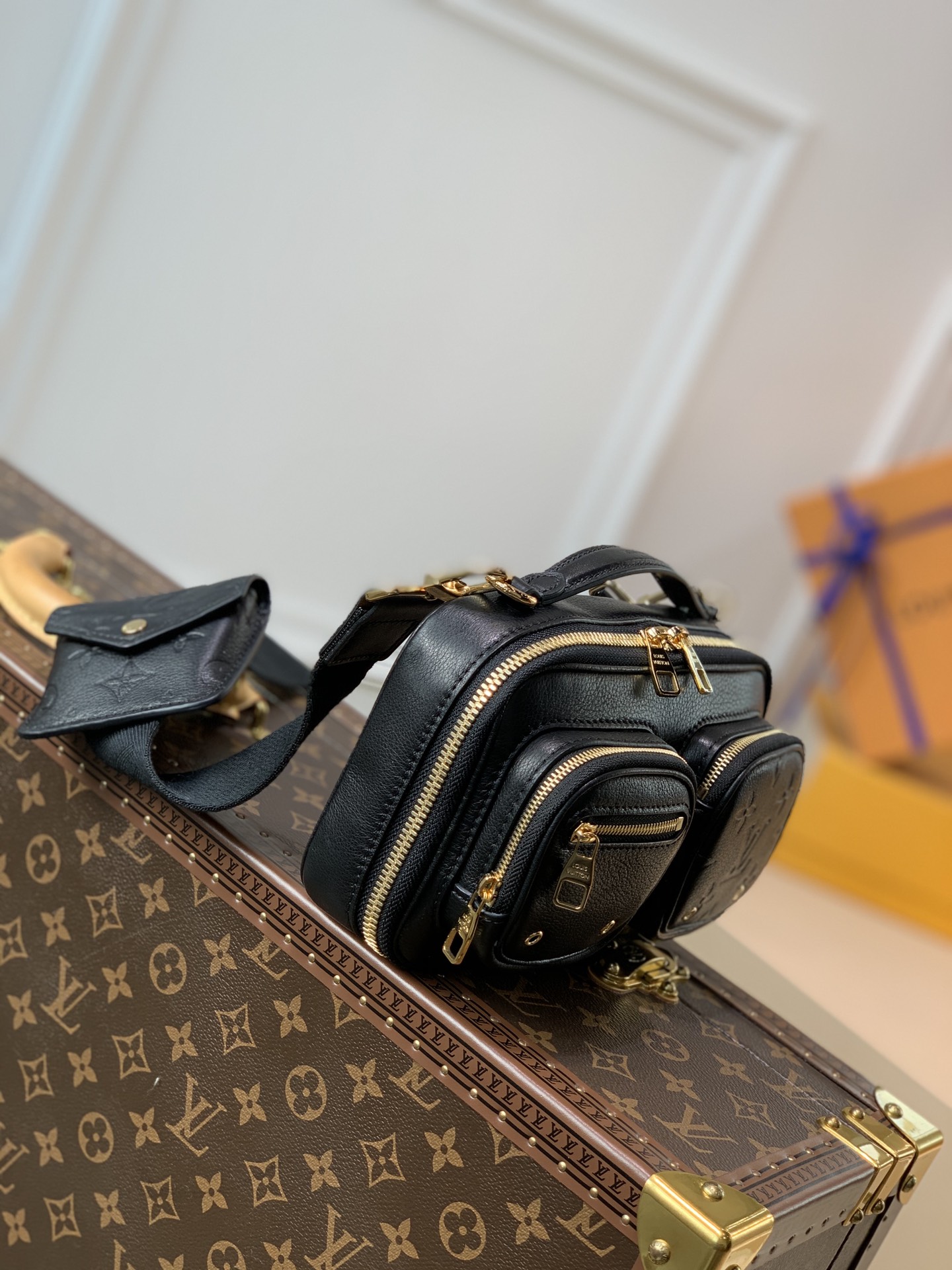 TÚI LOUIS VUITTON UTILITY CROSSBODY Messenger Bag