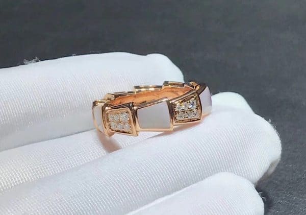 Nhẫn Bulgari Serpenti Viper vàng hồng 18K đính kim cương và xà cừ (Liên hệ để biết giá)