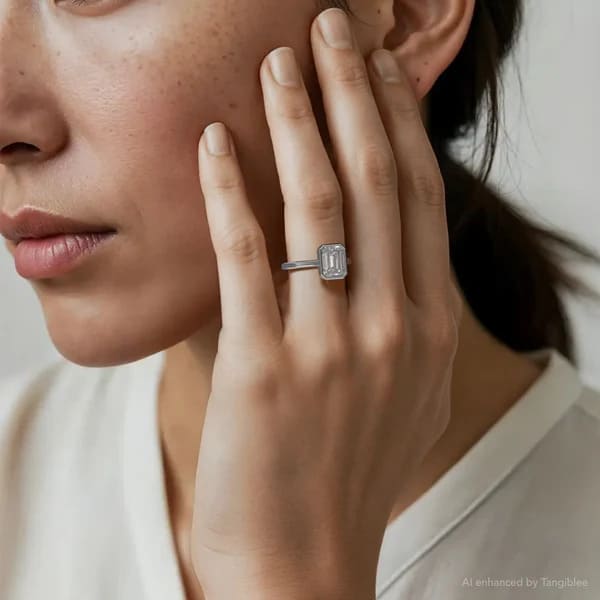 Nhẫn kim cương nhân tạo hình ngọc lục bảo vàng trắng 18K