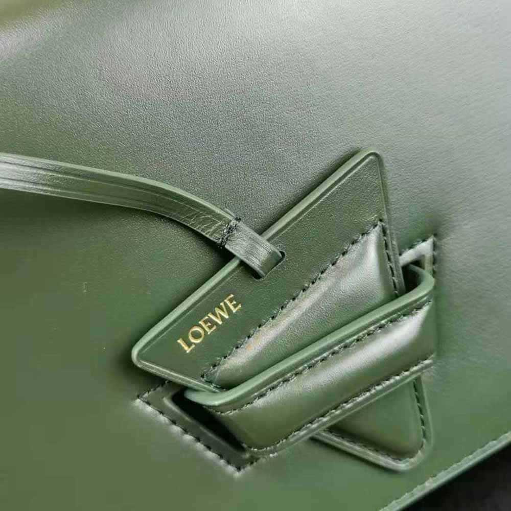 TÚI LOEWE Barcelona bằng da bê lụa màu xanh lá cây