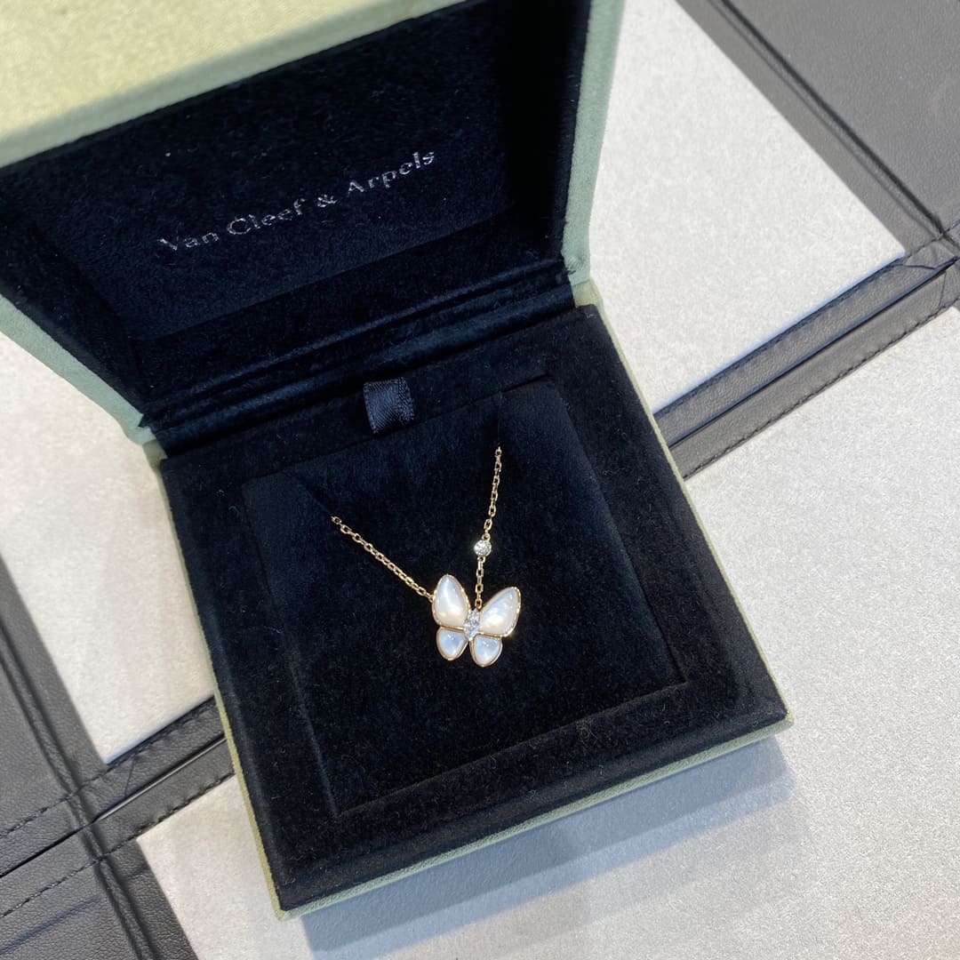 Vòng cổ Van Cleef & Arpels Butterfly ngọc trai vàng hồng 18K  (Liên hệ để biết giá)