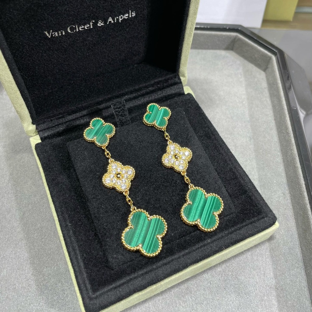 Bông tai Van Cleef & Arpels đá lông công Malachite vàng hồng 18K  (Liên hệ để biết giá)