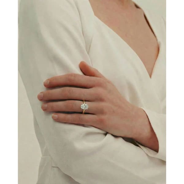 Nhẫn kim cương nhân tạo hình thuôn dài vàng 18K