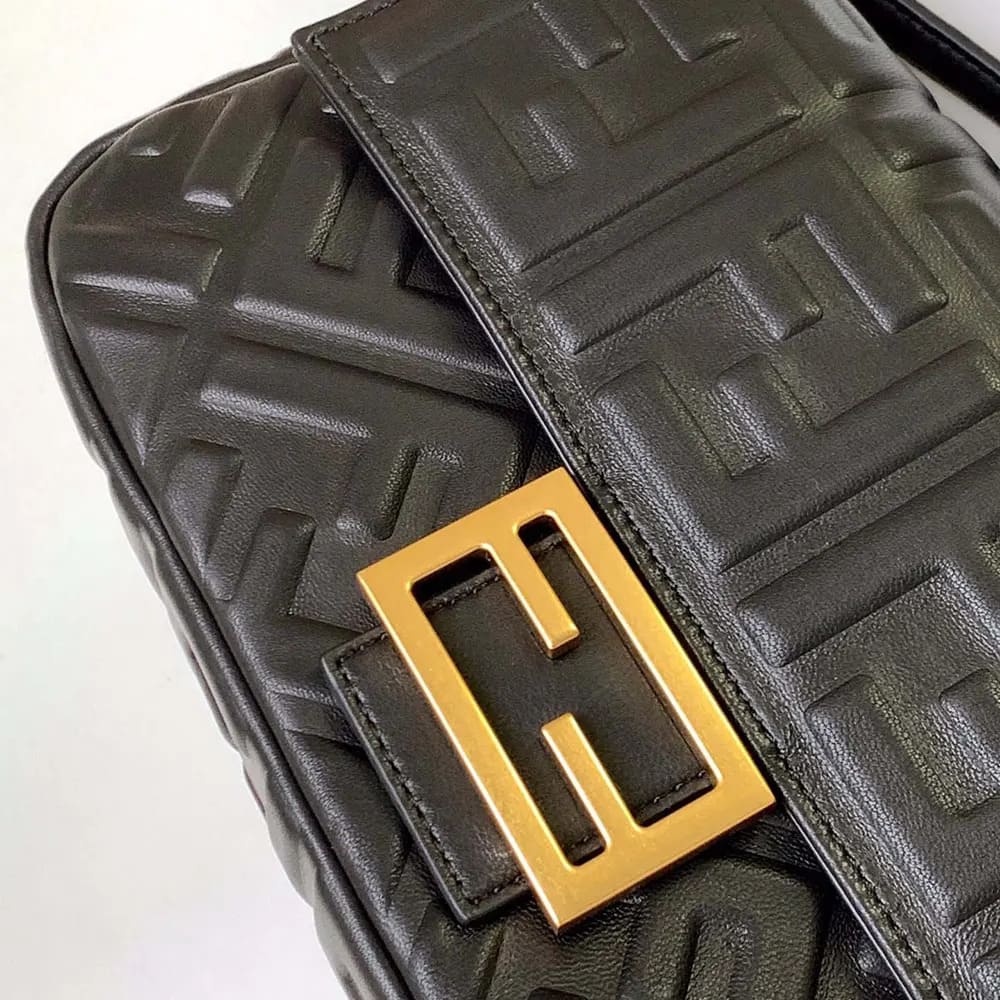 TÚI Fendi Women Medium Baguette da màu đen