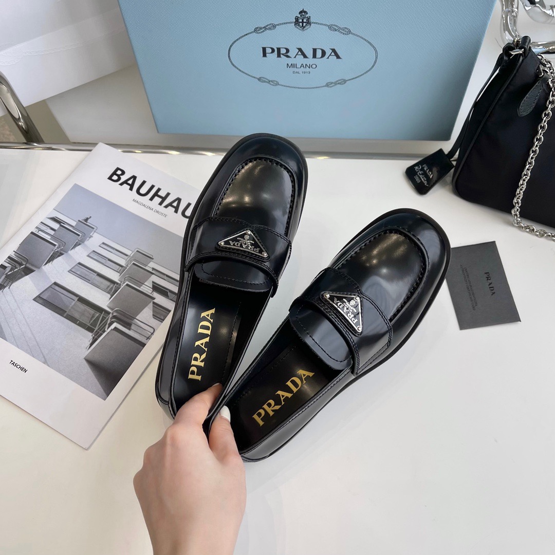 GIÀY PRADA TRIANGLE LOGO LOAFER SHOES