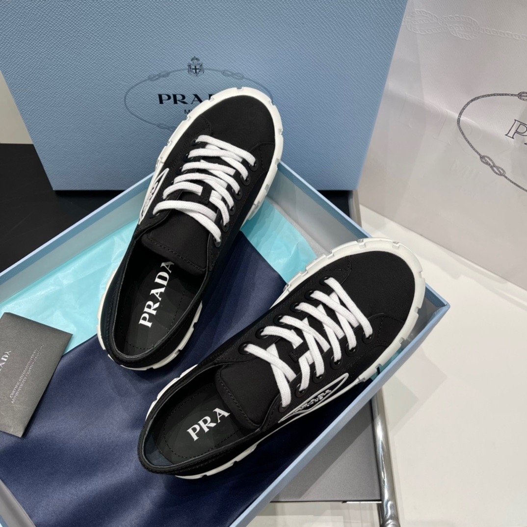 GIÀY PRADA TRIANGLE LOGO SNEAKERS SHOES