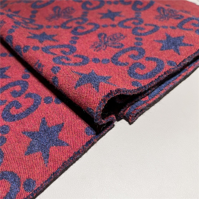 KHĂN Gucci GG Bee Cashmere scarf