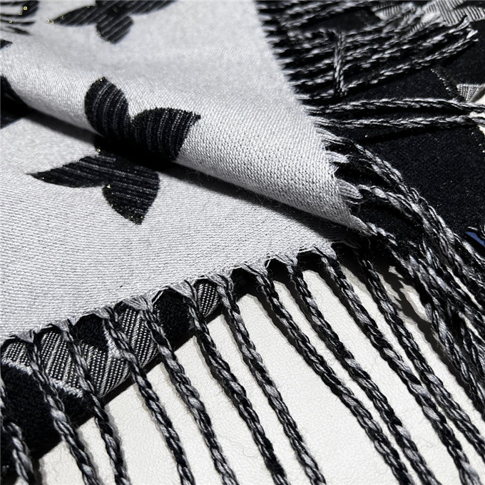 KHĂN Louis Vuitton essential shine scarf