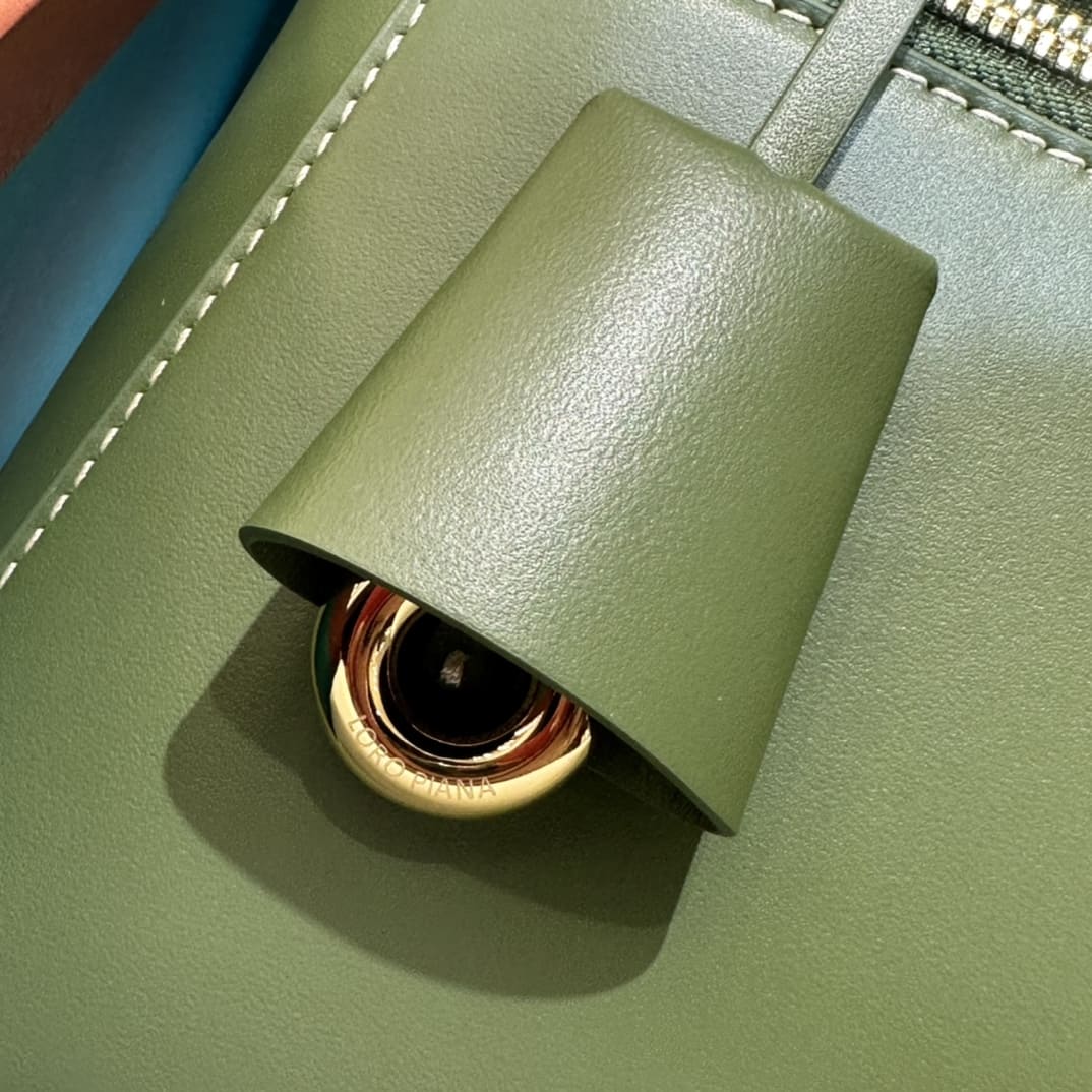 TÚI Loro Piana Women Extra bằng da bê màu xanh lá cây