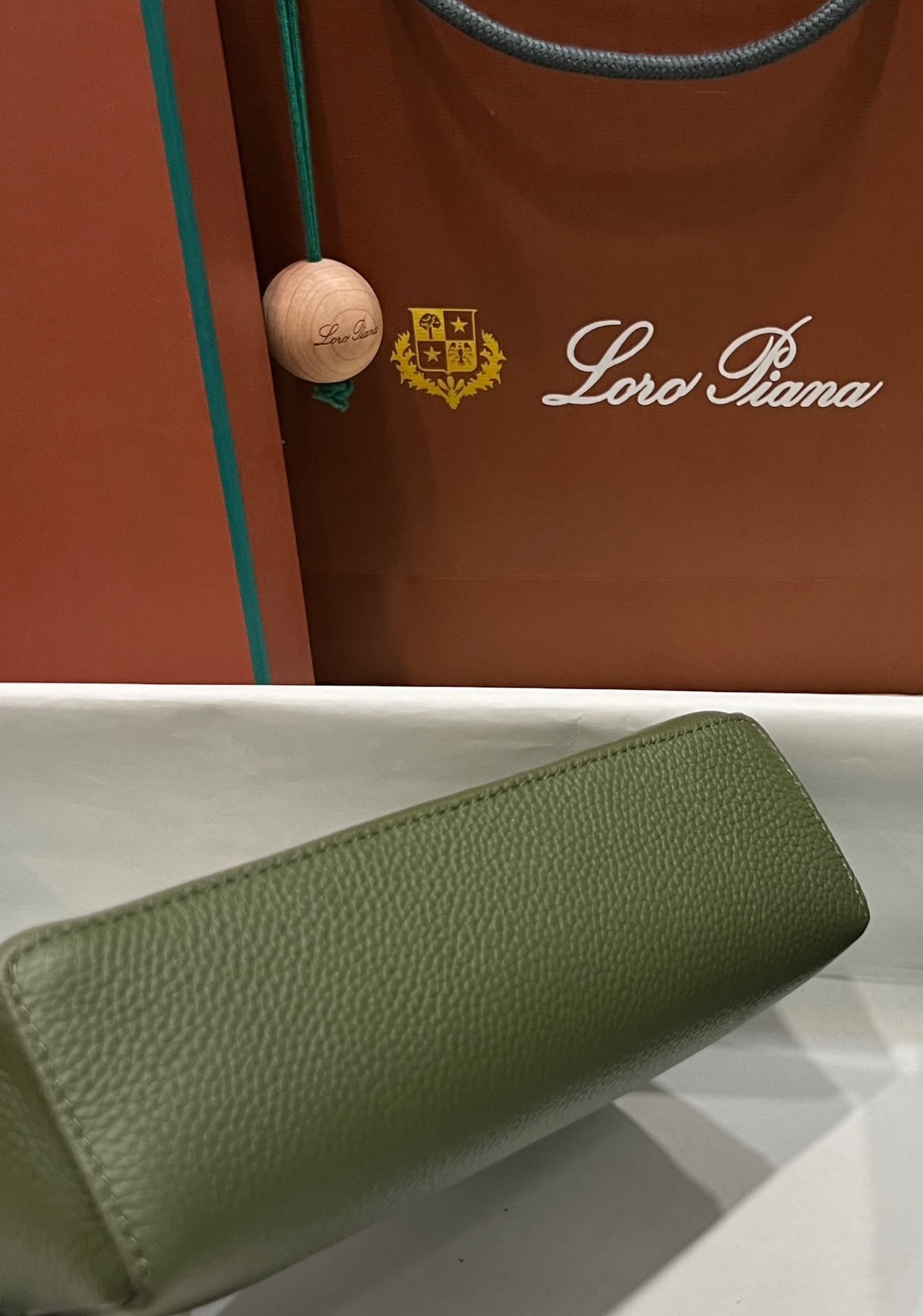 TÚI Loro Piana Women Extra bằng da bê màu xanh Olive