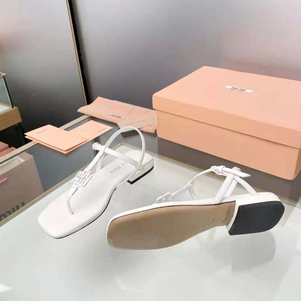 DÉP SANDALS Miu Miu Women Patent Thong Sandals with Metal Lettering Logo-White