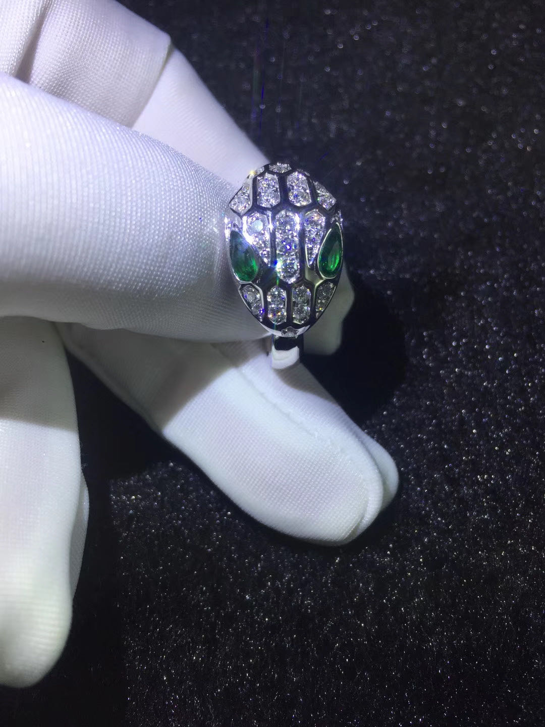 NHẪN VÀNG TRẮNG BVLGARI Serpenti 18KT White gold emerald eyes and full pave diamons
