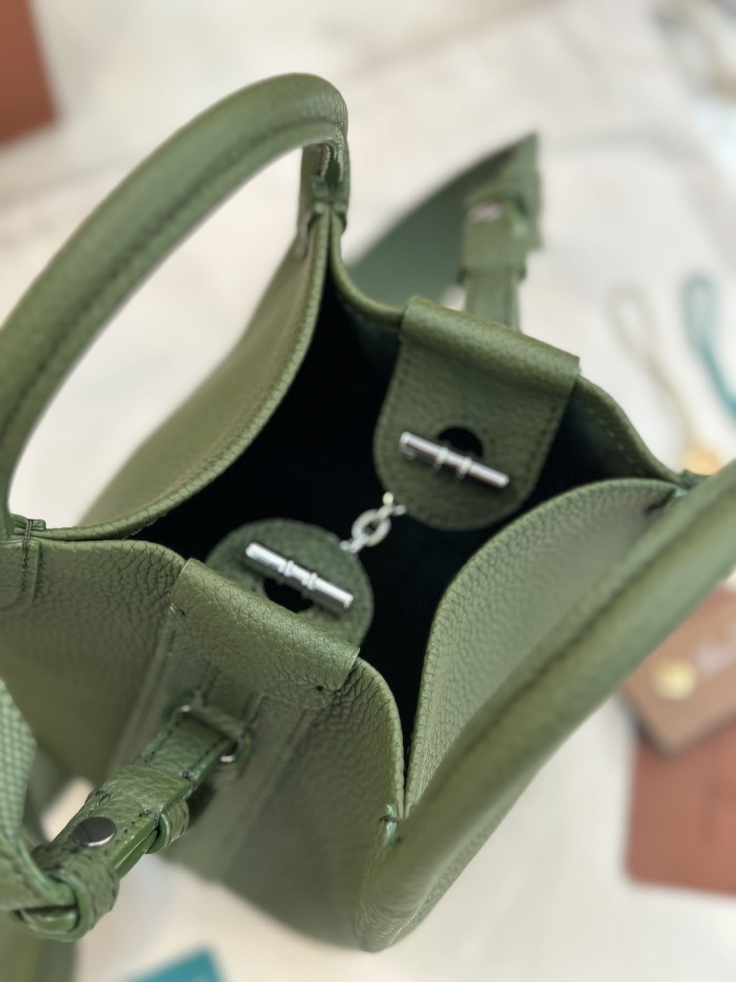 TÚI Loro Piana Bale Micro bằng da bê màu xanh lá cây