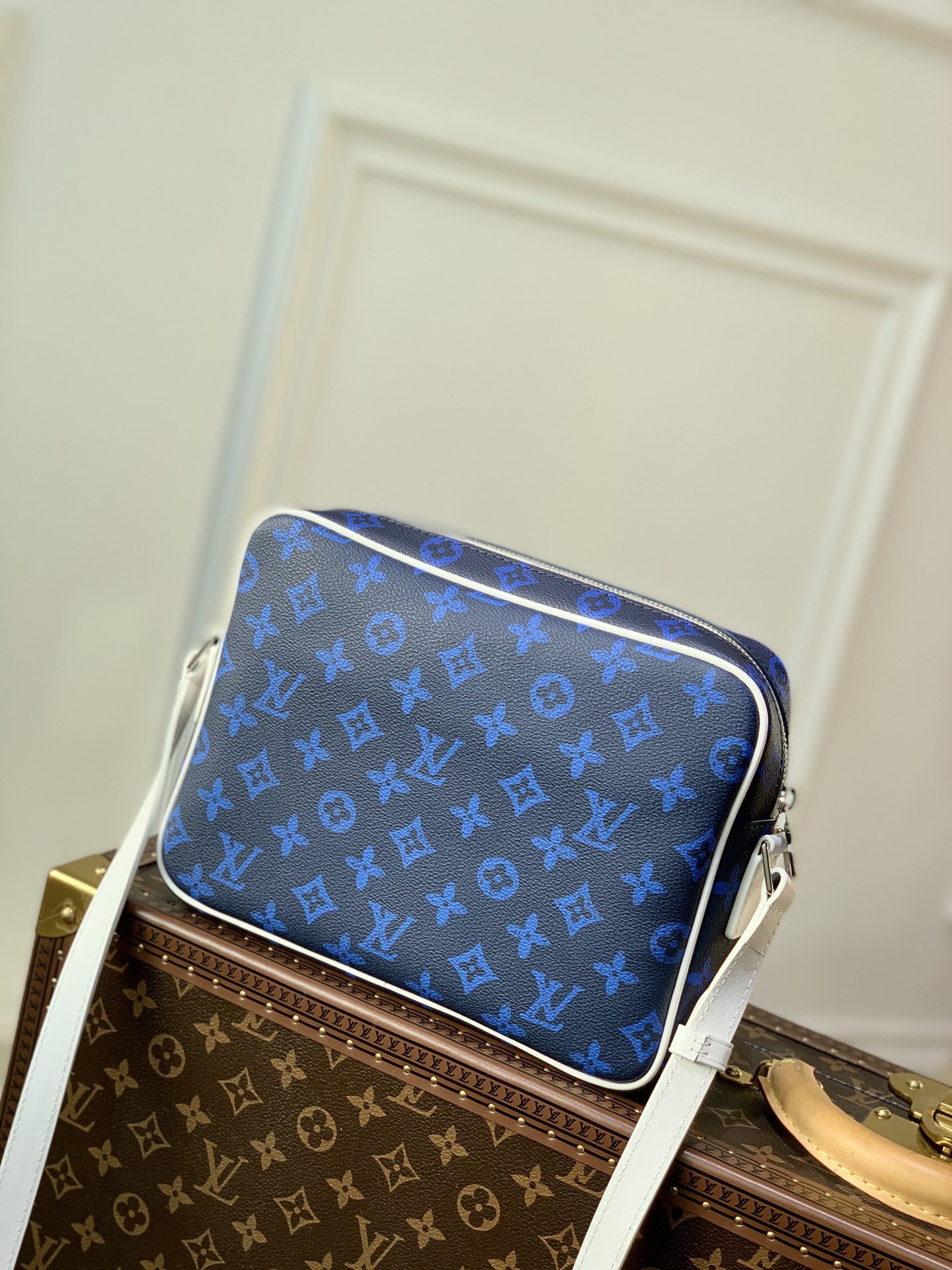 TÚI LOUIS VUITTON Carry It Monogram Reverse Messenger Bag