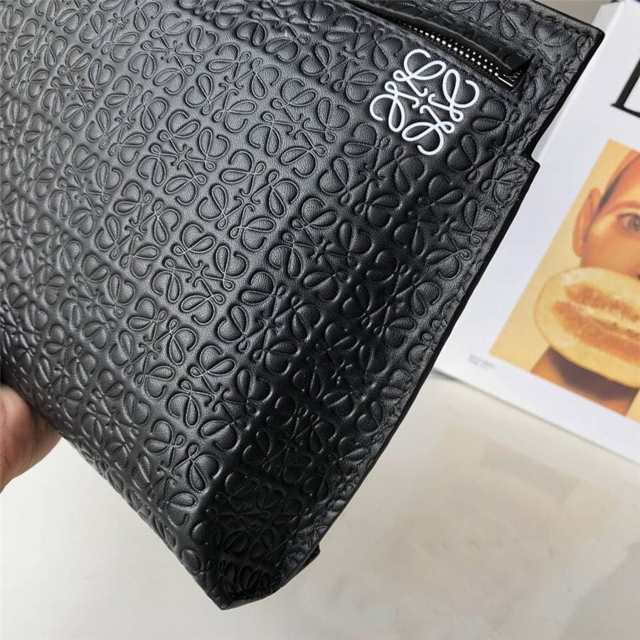 Túi LOEWE new embossed leather T-Pouch clutch Black