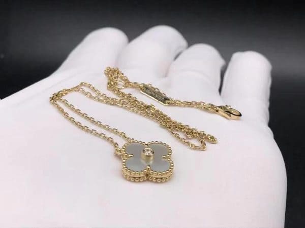 Dây chuyền mặt dây chuyền bằng vàng vàng 18k đính ngọc trai và kim cương VCA Vintage Alhambra  18K  (Liên hệ để biết giá)