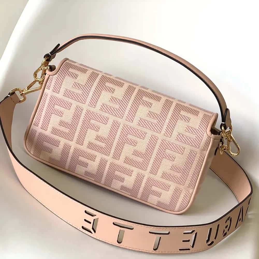 TÚI Fendi Women Baguette màu hồng nhạt denim thêu họa tiết FF