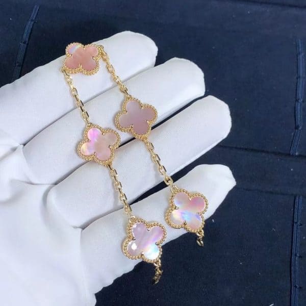 Vòng tay vàng vàng 18k Alhambra 5 họa tiết bằng xà cừ hồng Van Cleef & Arpels cổ điển 18K  (Liên hệ để biết giá)
