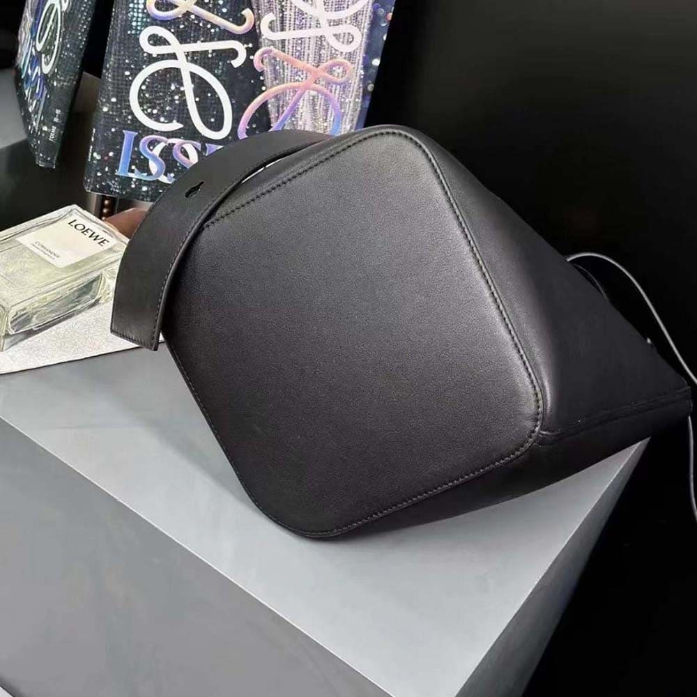 TÚI LOEWE Unisex Medium Pebble Bucket Bag in Mellow Calfskin-Black