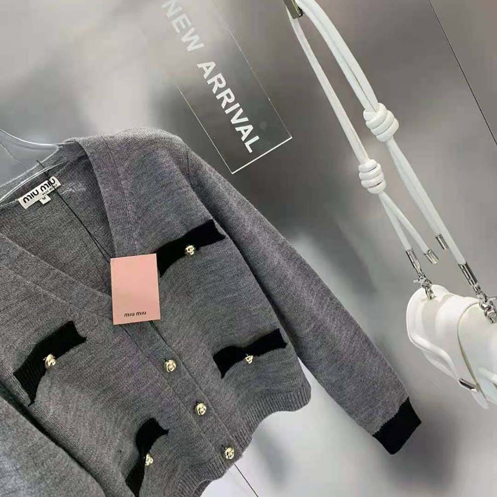 ÁO Miu Miu Women Cashmere Crew-Neck Sweater with Intarsia Knit Logo-Gray