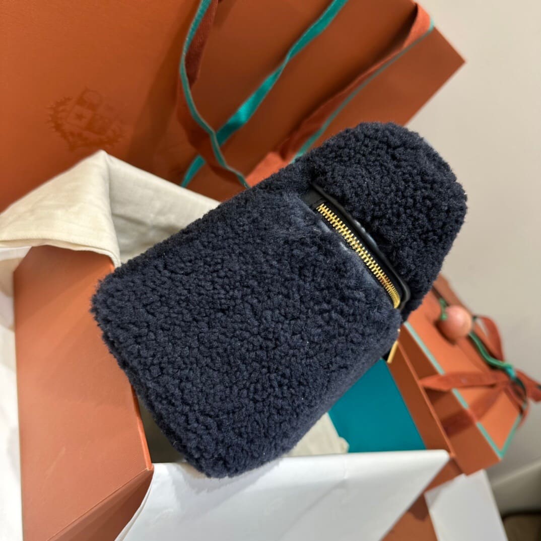 TÚI Loro Piana Women Extra Pocket L27 in Lamb Fur Black lông cừu