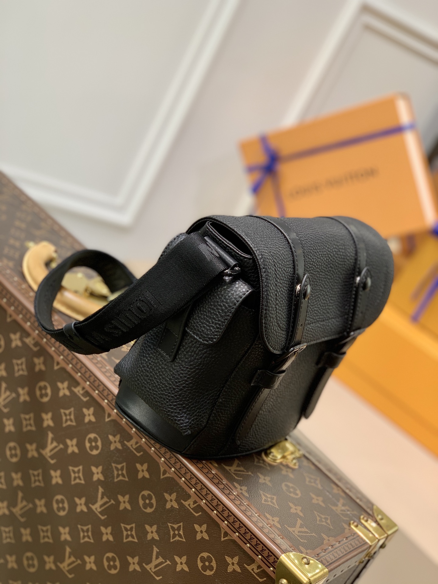 TÚI LOUIS VUITTON Christopher Taurillon Messenger Bag