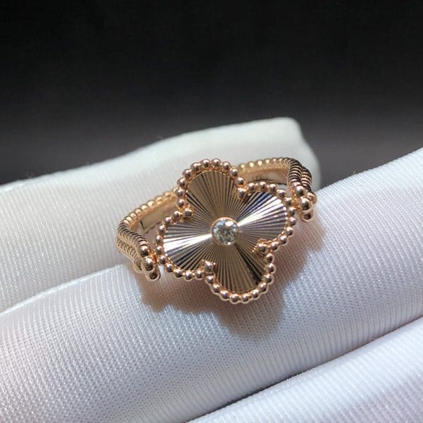 Nhẫn Van Cleef & Arpels Vintage Alhambra có thể đảo ngược bằng vàng hồng 18K Guilloché và Carnelian 18K  (Liên hệ để biết giá)