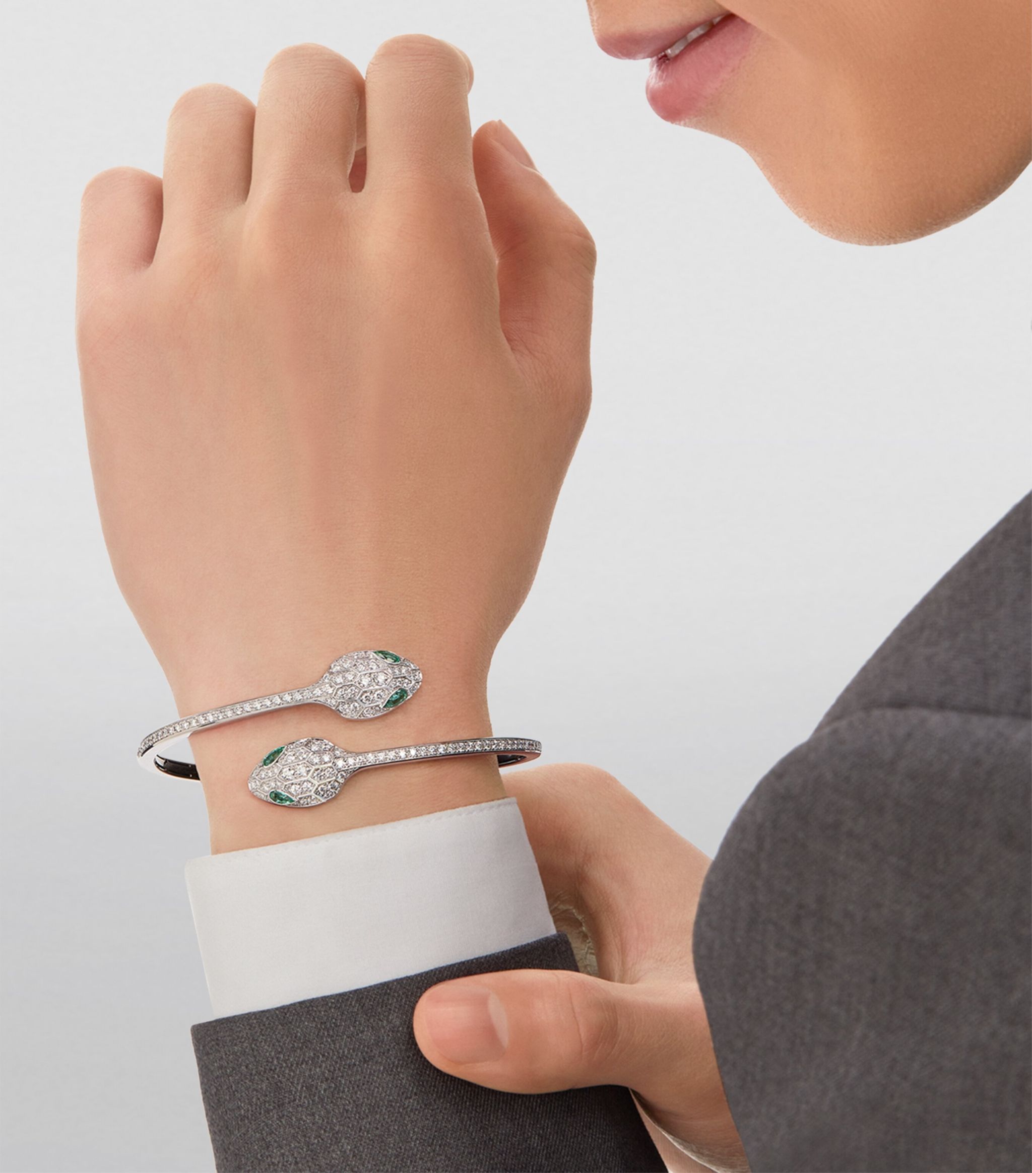Vòng tay BVLGARI White Gold, Diamond and Emerald Serpenti Bangle vàng trắng 18K
