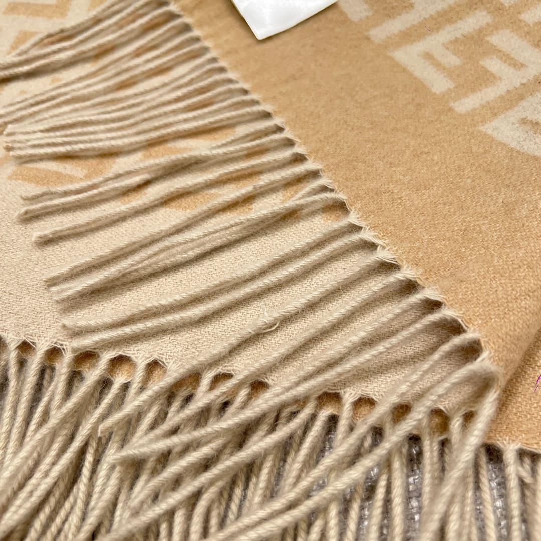 KHĂN FENDI Double F travel blanket scarf
