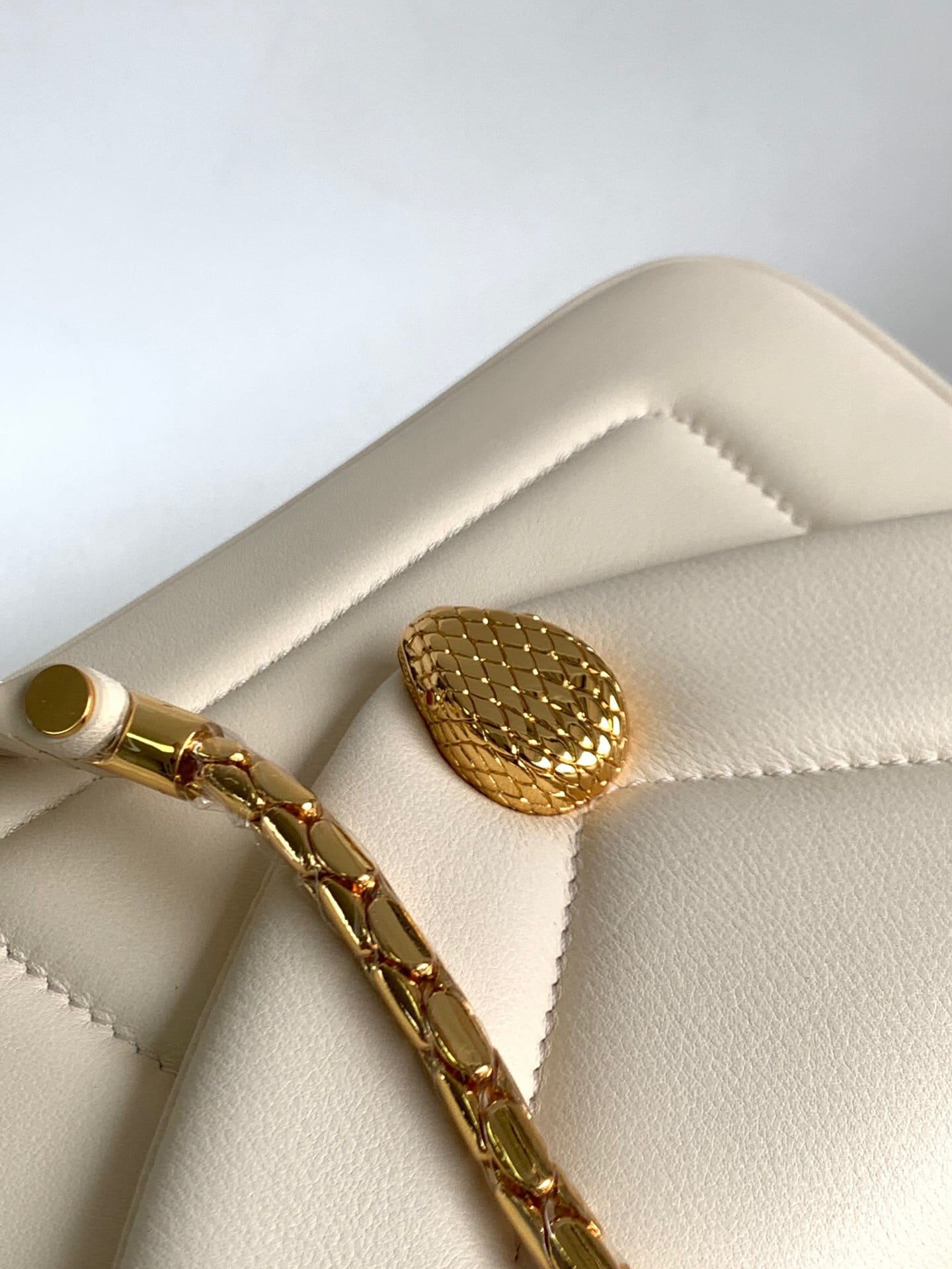 TÚI BVLGARI SERPENTI CALFSKIN WHITE