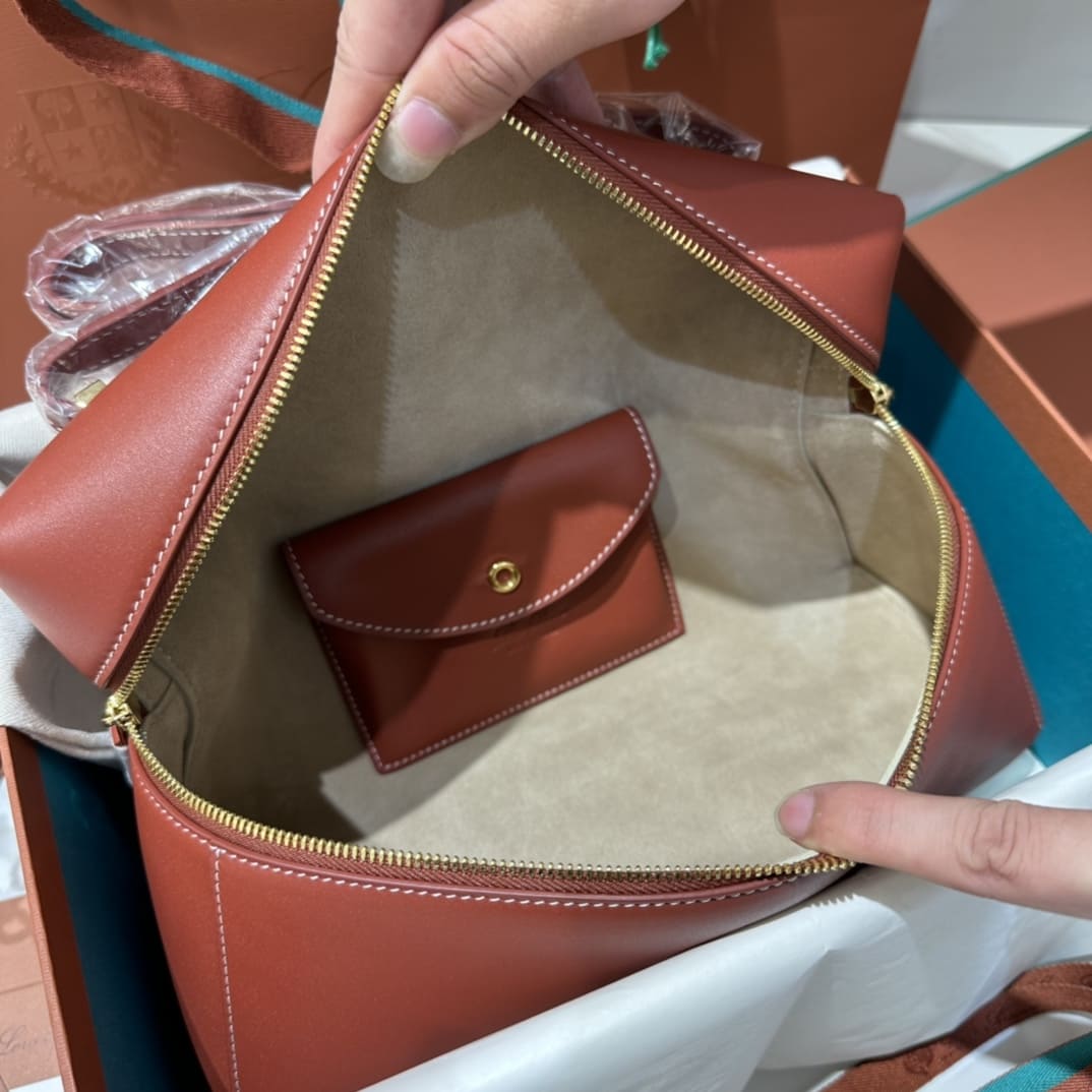 TÚI Loro Piana Women Extra bằng da bê màu nâu đỏ