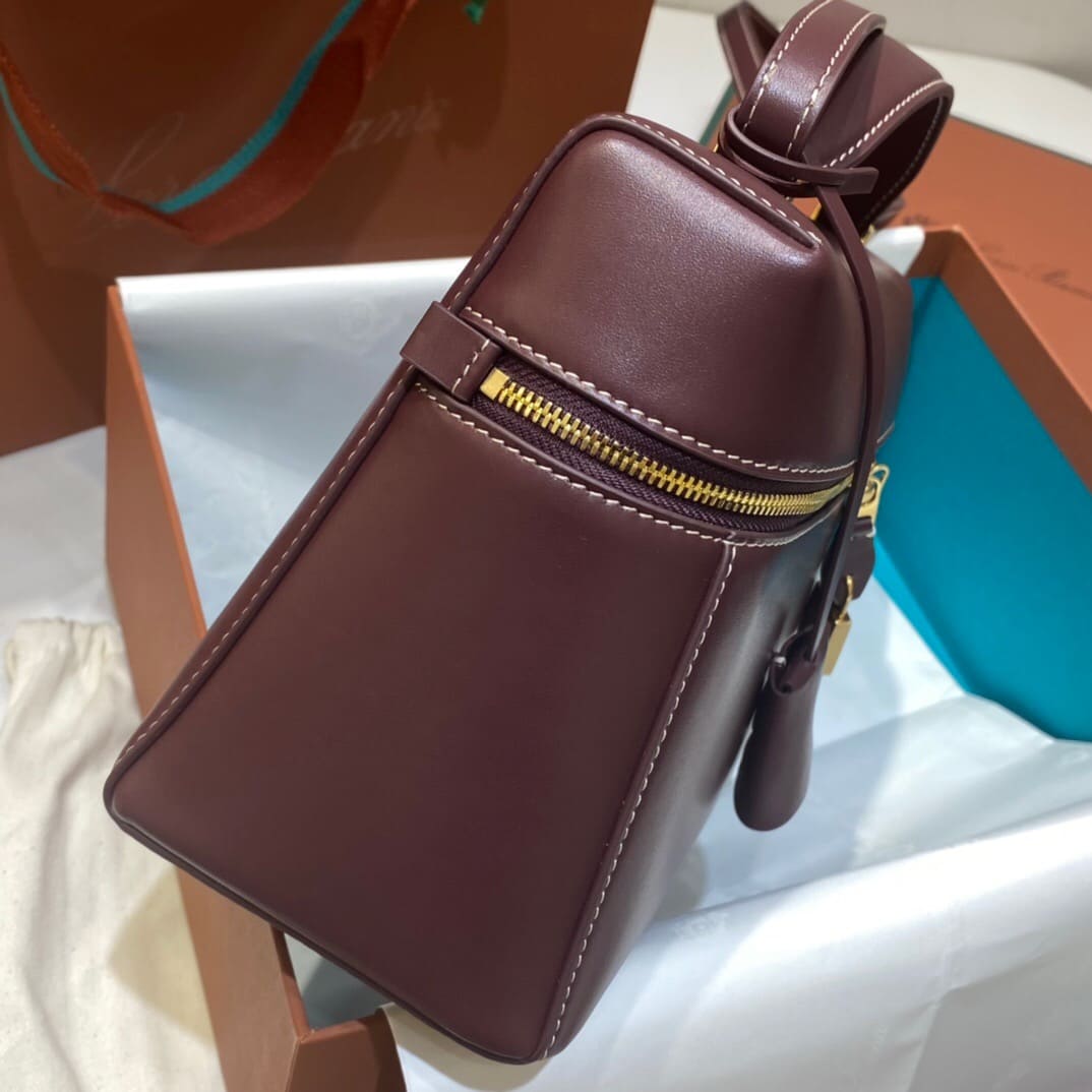 TÚI Loro Piana Women Extra bằng da bê màu đỏ Maroon đậm