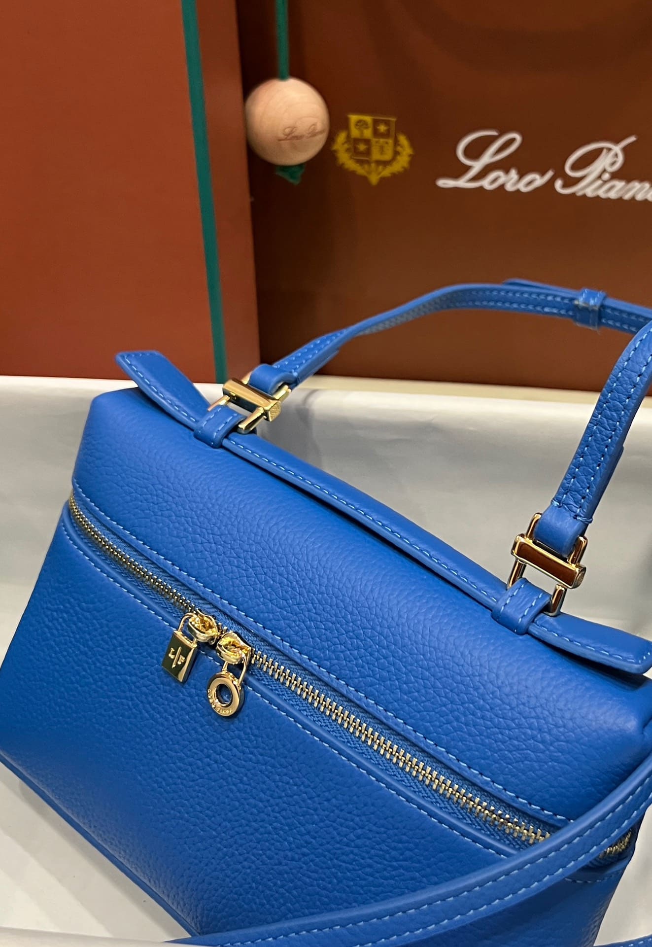 TÚI Loro Piana Women Extra bằng da bê màu xanh blue