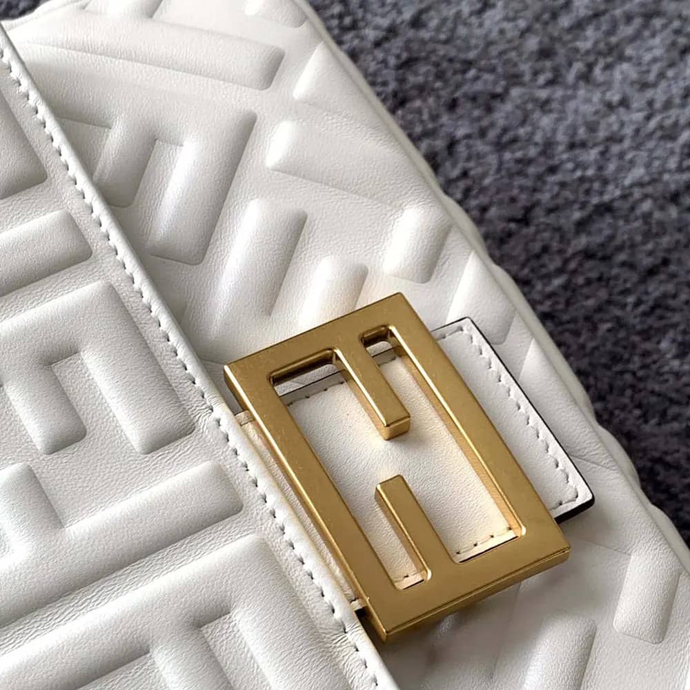 TÚI Fendi Women Medium Baguette da màu trắng