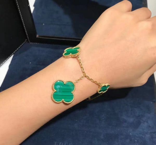 Vòng tay Van Cleef & Arpels Malachite Magic Alhambra 5 họa tiết bằng vàng vàng 18K  (Liên hệ để biết giá)